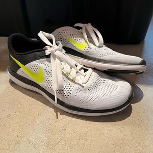 Like new nike sneakers
